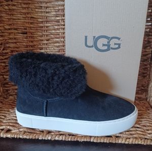 NIB - UGG LYNUS, SIZE 7, BLACK